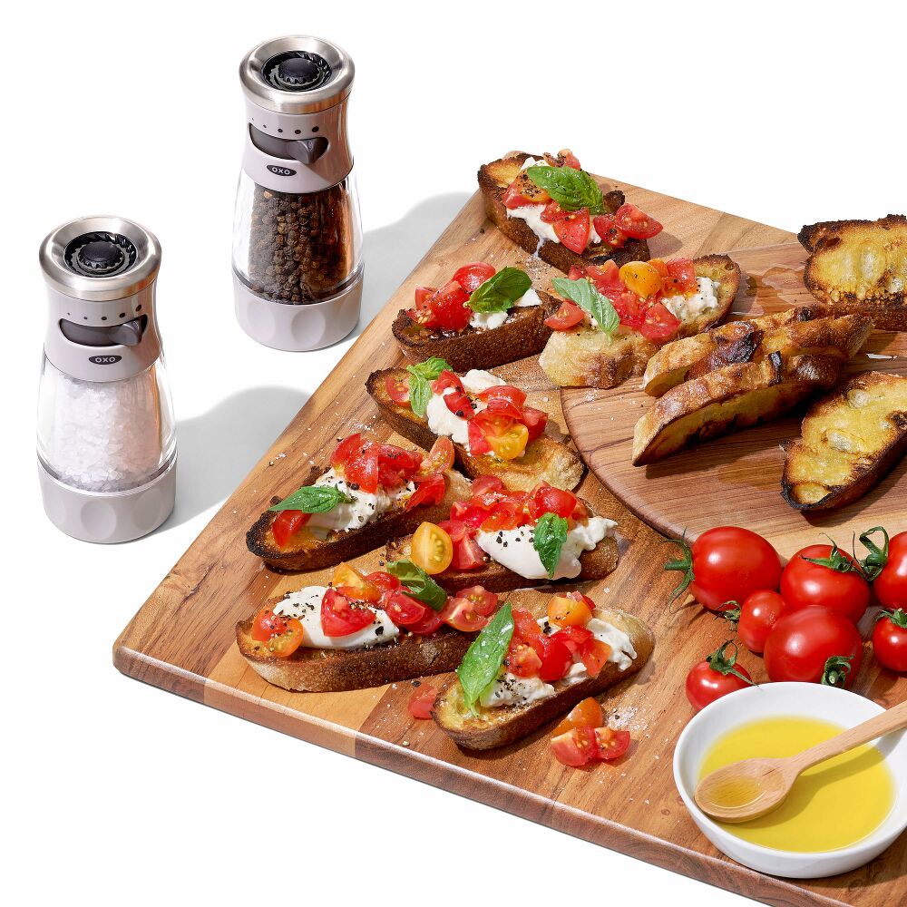 Contoured Mess-Free Salt Grinder I2